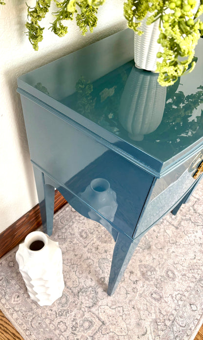 A Pair of Ultra High Gloss Vintage Bow Front High Gloss End Stands/Bedside Tables/Night Stands