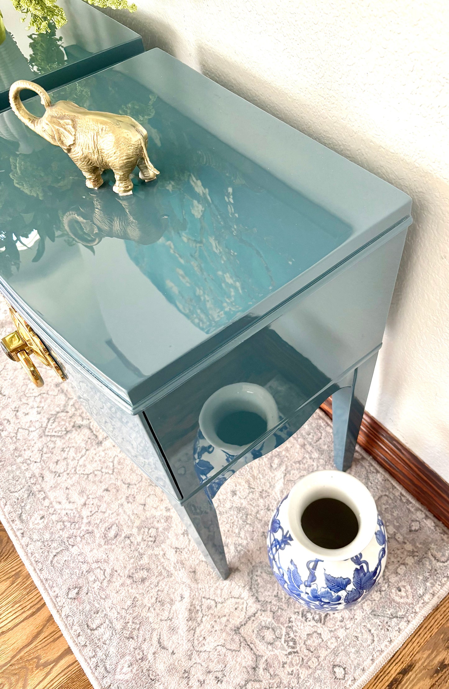 A Pair of Ultra High Gloss Vintage Bow Front High Gloss End Stands/Bedside Tables/Night Stands
