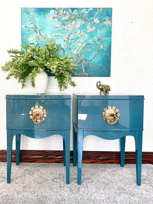 A Pair of Ultra High Gloss Vintage Bow Front High Gloss End Stands/Bedside Tables/Night Stands
