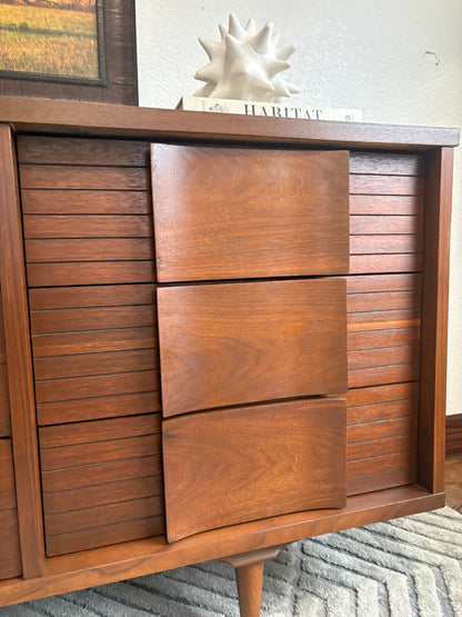 Johnson Carper 9 Drawer MCM Dresser