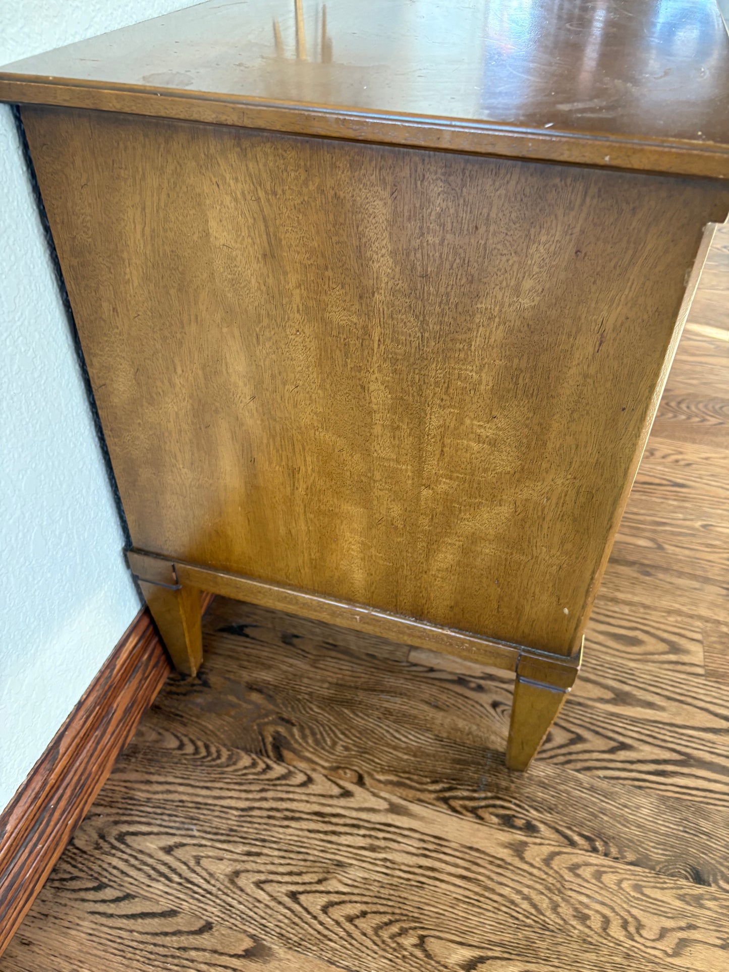 A Pair of Vintage Henredon End Stands