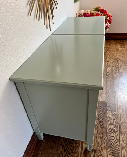 A Pair of Vintage Henredon End Stands