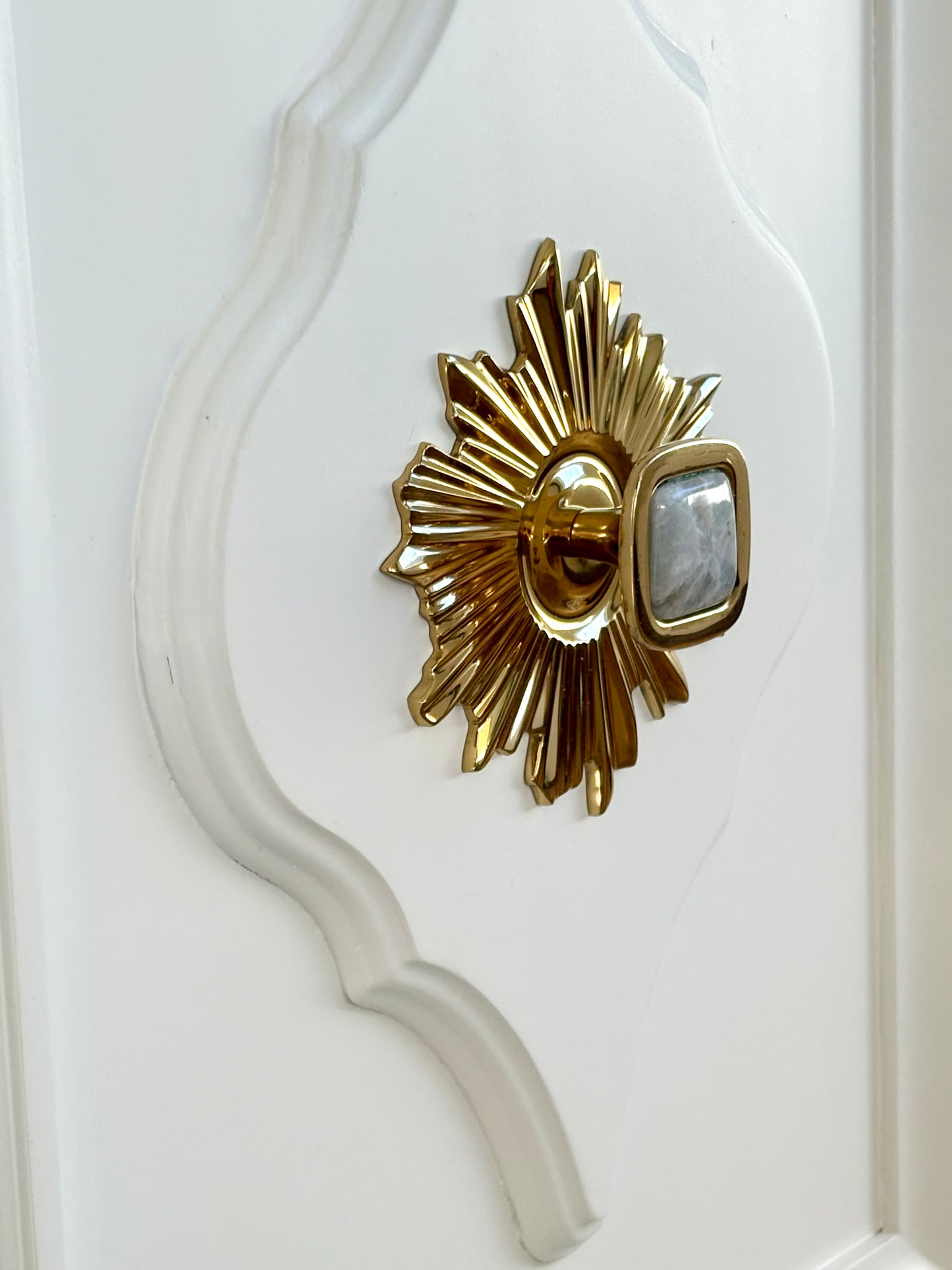 Vintage Hollywood Regency Credenza – White & Gold Sideboard with Ornate Floral Medallions